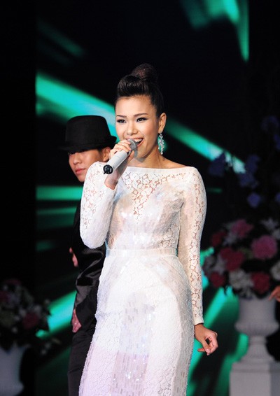 Phương Vy mở màn phần biểu diễn của 'Ngũ long công chúa' bằng ca khúc 'Cô gái Việt'.